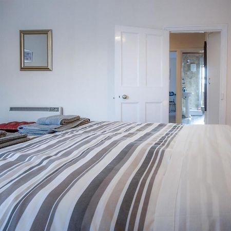 Dragons Den - 2 Bedroom Apartment - Tenby Exteriör bild